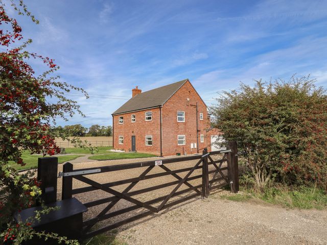 A house with a garden and gate at Wold View near Caistor