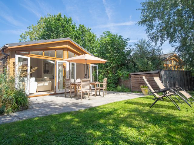 A garden with a table and chairs at Ash Lodge in Stowmarket