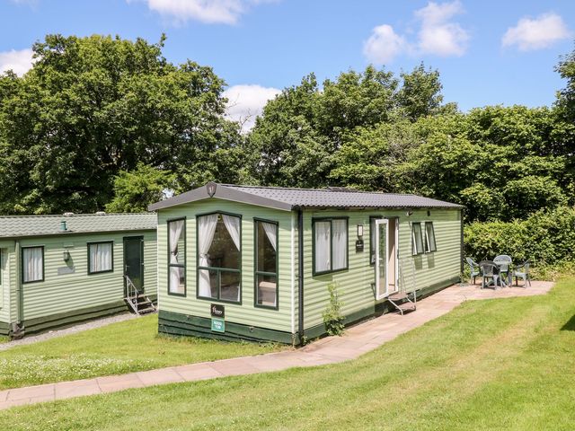 A mobile home with outdoor patio at Roos Tor in Tavistock