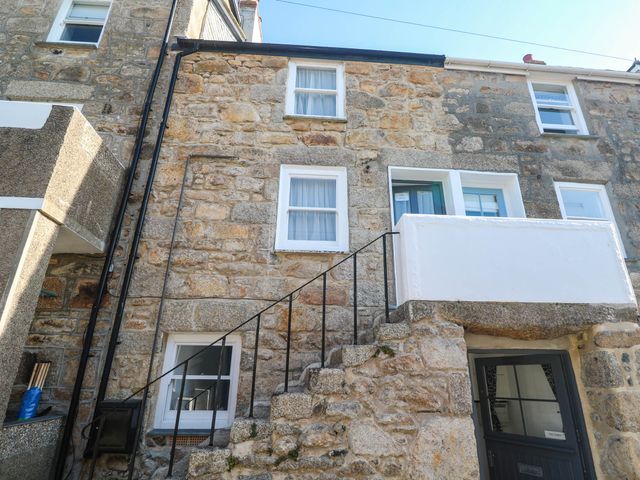 A building with stone walls and windows at Top Deck in St. Ives