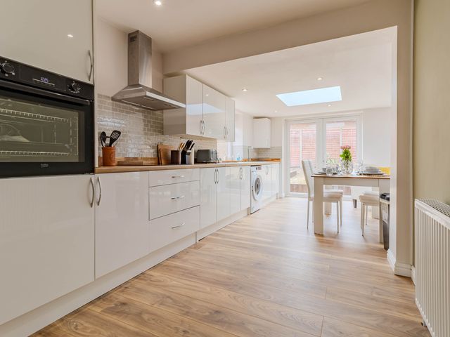 Loughborough Luxe Bungalow Retreat Sleeps 6 - 1209049 - photo 2