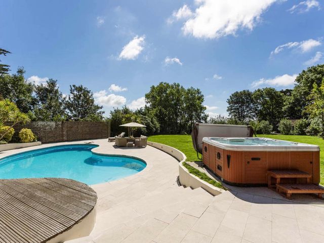 Sleeps 10 to 18 Parking Garden Pool Hot Tub Balcony - 1209052 - photo 2