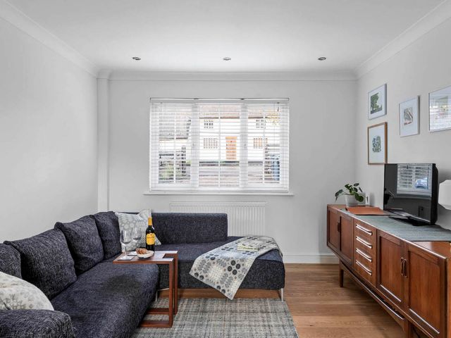Pet Friendly with enclosed leafy outdoor space - 1209055 - photo 2
