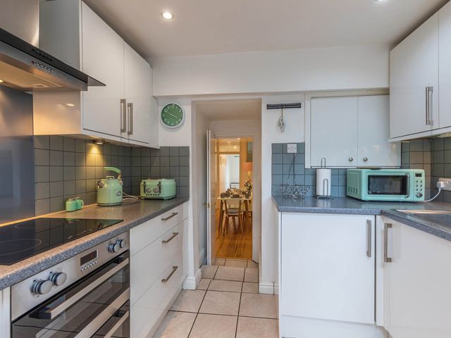 Seafront Apartment Private Garden Free Parking - 1209066 - photo 3