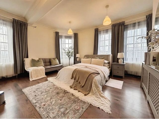 A bedroom with a bed and a sofa at 3 Bedrooms in Central Tunbridge Wells Royal Tunbridge Wells