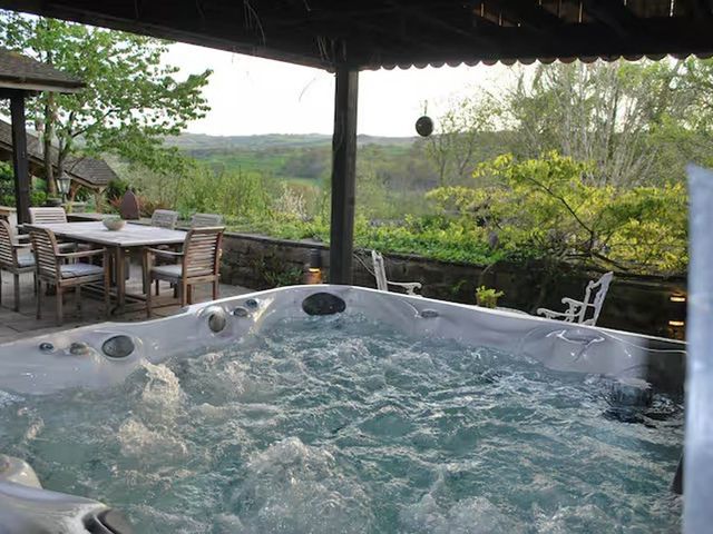 Dowgill 3Bed Barn Sleeps 7 Hot Tub Parking - 1209078 - photo 2