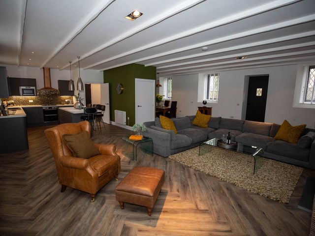 Stunning 3 Bed Converted Village Hall Near Kelso - 1209079 - photo 3