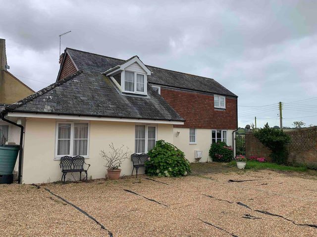 A house with gravel area and plants at 2Bedroom Cottage with 2 Ensuites Sleeps 6 Wifi Near Rye