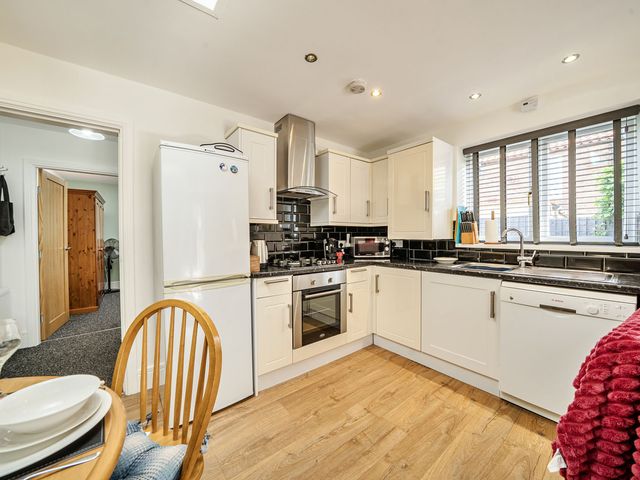Cozy Cottage sleeps 4 in Barton upon Humber - 1209084 - photo 4