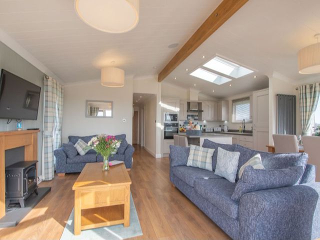 2 Bedroom Sleeps 4 Lodge Smart Tv Hot tub Dogs Ok - 1209086 - photo 2