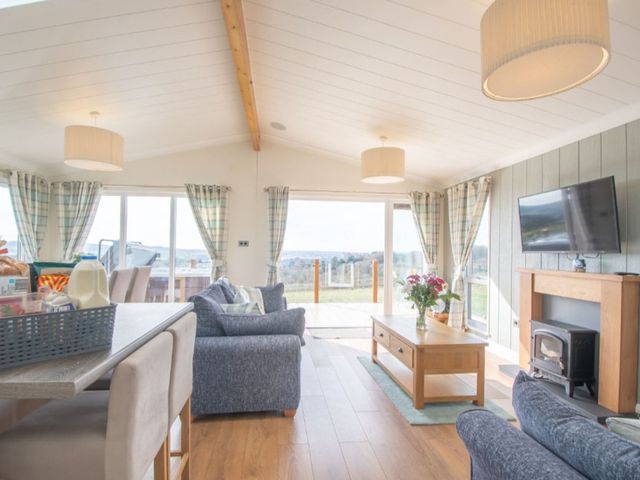 2 Bedroom Sleeps 4 Lodge Smart Tv Hot tub Dogs Ok - 1209086 - photo 3