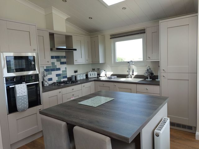 2 Bedroom Sleeps 4 Lodge Smart Tv Hot tub Dogs Ok - 1209086 - photo 4
