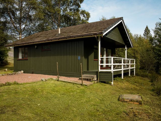 A lodge with deck and railings at 2 bedroom lodge with free WiFi and mountain view near Crianlarich
