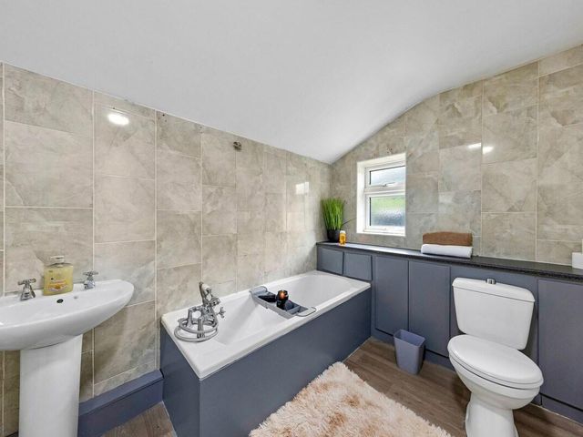 Apartment Sleeps 7 with Free Parking - 1209096 - photo 5