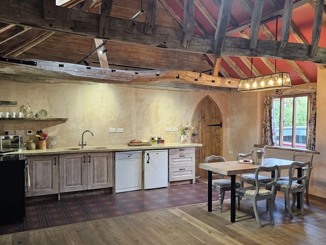 Pet Friendly 3Bed Barn Sleeps 7 Parking Garden - 1209101 - photo 3
