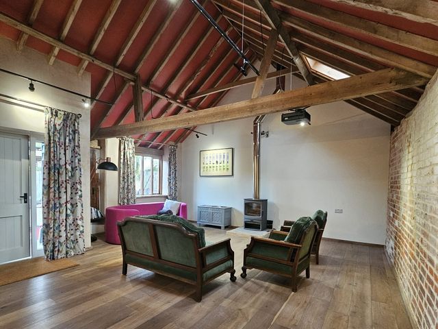 Pet Friendly 3Bed Barn Sleeps 7 Parking Garden - 1209101 - photo 2
