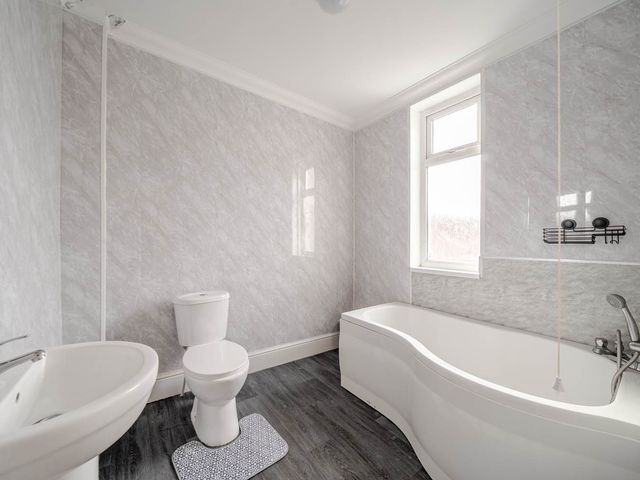 Cosy Hartlepool Home Sleeps 5 Pet Friendly WiFi - 1209104 - photo 4