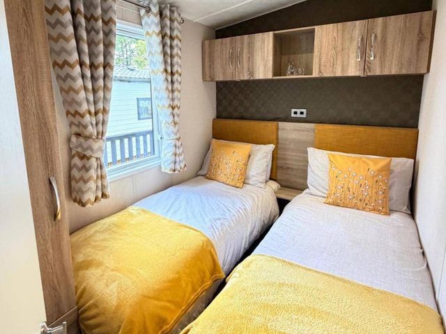 Lillardsedge Luxury Caravan Sleeps 6 with Parking - 1209123 - photo 5