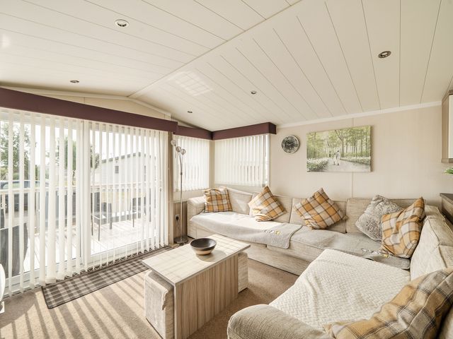 Caravan Sleeps 6  Near The Deep & Old Town - 1209132 - photo 2