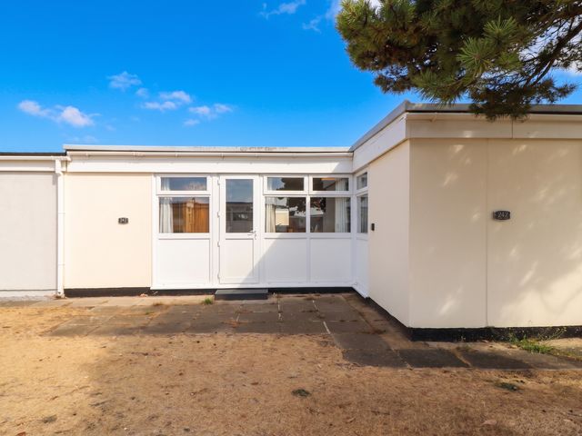 Chalet 242 Carmarthen Bay - 1209352 - photo 2