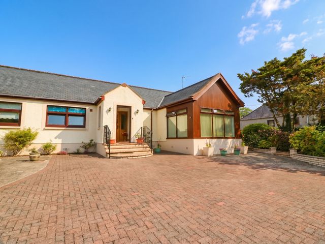 A house with a driveway and garden at Wallvilla