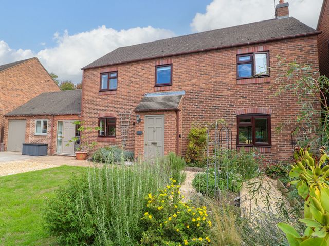 A house with a garden and pathway at 7 Forge Close
