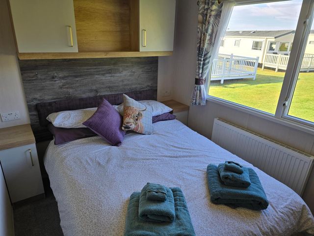 3 Bed Sleeping 8 with Free Parking and Close to the Beach - 1209983 - photo 4