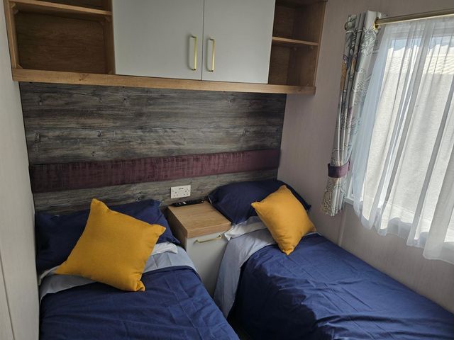 3 Bed Sleeping 8 with Free Parking and Close to the Beach - 1209983 - photo 5