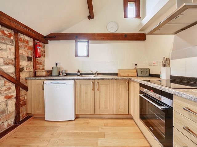 Barn Conversion Sleeps 2 with Parking - 1209984 - photo 4