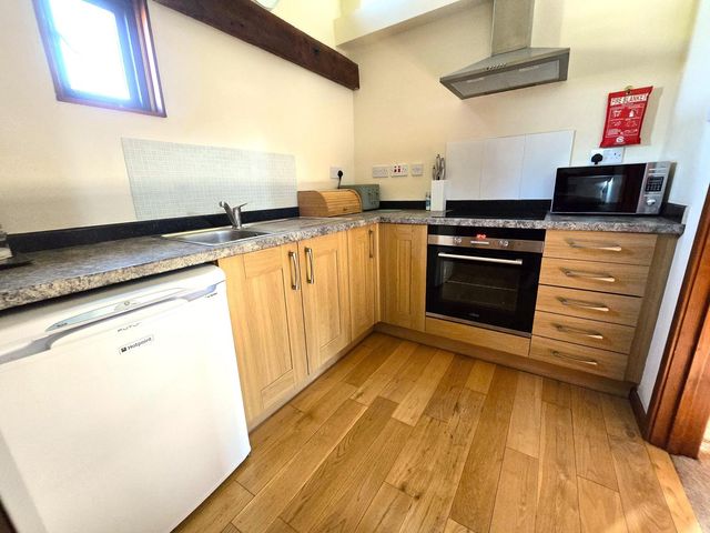 Barn Conversion Sleeps 2 with Parking - 1209984 - photo 5