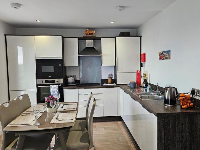 2 Bed Apartment sleeping 4 with Sea views and Free Parking - 1209985 - photo 3