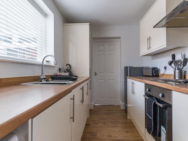 East House Sleeps 5, Pet friendly with Garden and Parking - 1209988 - photo 3