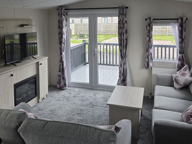 3 Bedroom Cabin Sleeps 6 - Shared Pool Hot Tub - 1209992 - photo 4