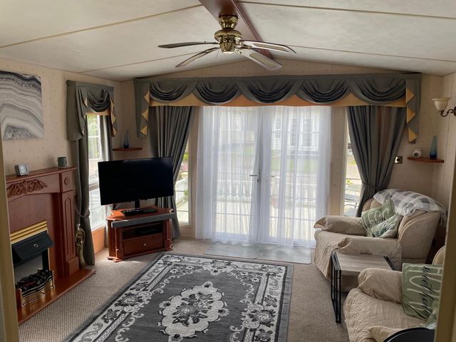 2 Bed Caravan Sleeps 5 - Pet Friendly, WiFi, Parking - 1209998 - photo 3