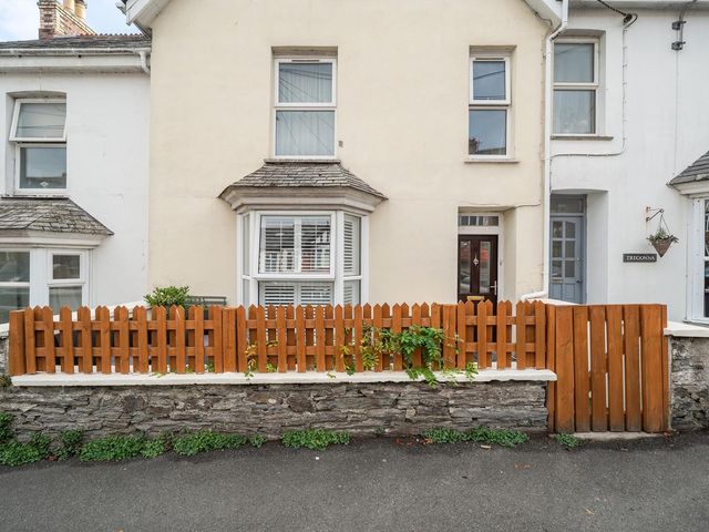 A house exterior with a fence at 1 Bed - Sleeps 4 - Parking - Pets - Town Centre Wadebridge