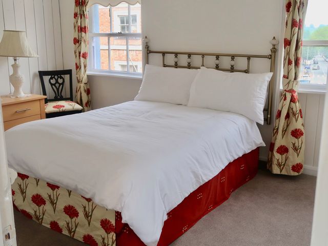 4 Bed House sleeps 7 in Leominster with WiFi - 1210016 - photo 3