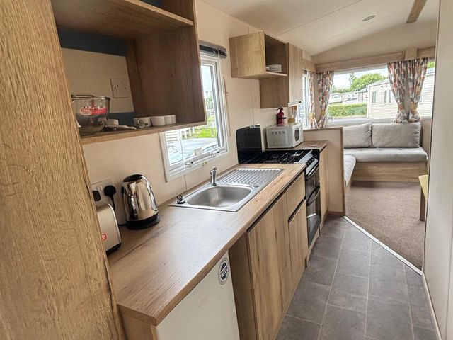 Caravan Sleeps 5 with Decking, Parking and Pet Friendly - 1210020 - photo 4