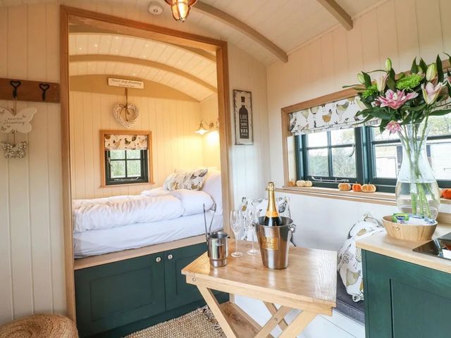 Shepherd's Hut with Hot Tub, Wellness Spa and Wood Burner - 1210022 - photo 2