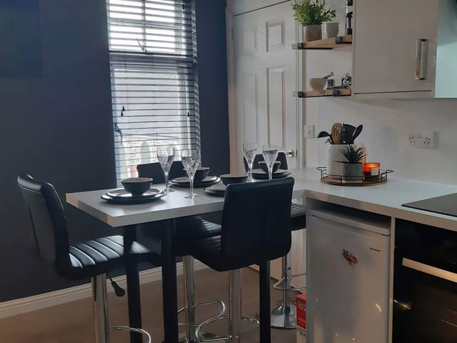 Modern Apartment - Sleeps 4 - Centrally located - 1210024 - photo 3
