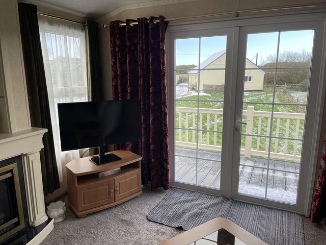 Chalet Sleeps 4 Near Cymyran Beach - 1210026 - photo 4