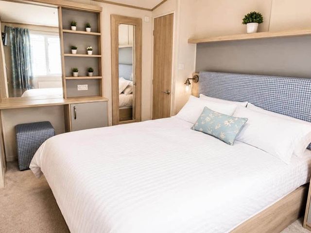 Tattershall Lakes Hot Tub Sleeps 6 Pets - 1210030 - photo 4