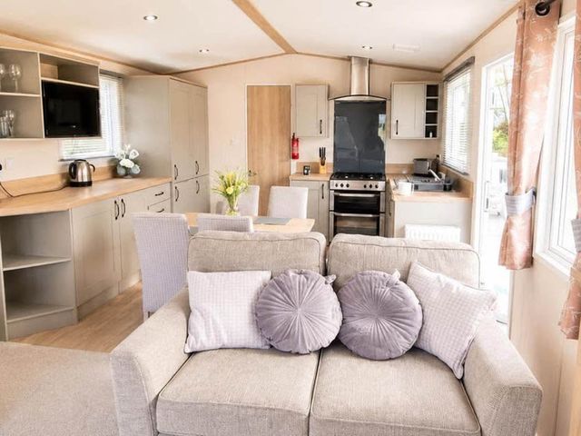 Tattershall Lakes Hot Tub Sleeps 6 Pets - 1210030 - photo 2