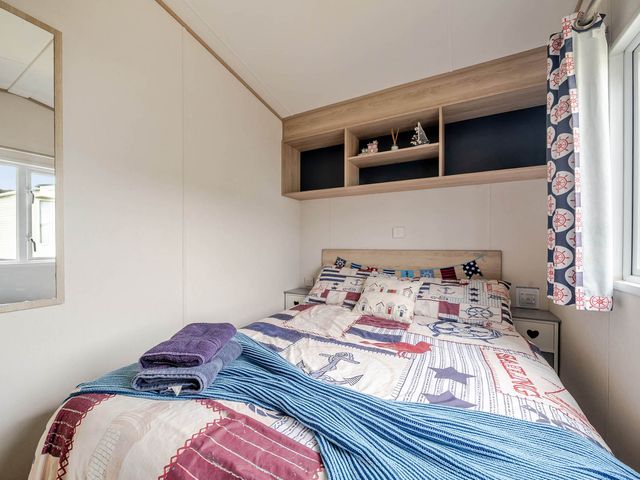 Cozy Pet Friendly Caravan with Seaviews - 1210035 - photo 5