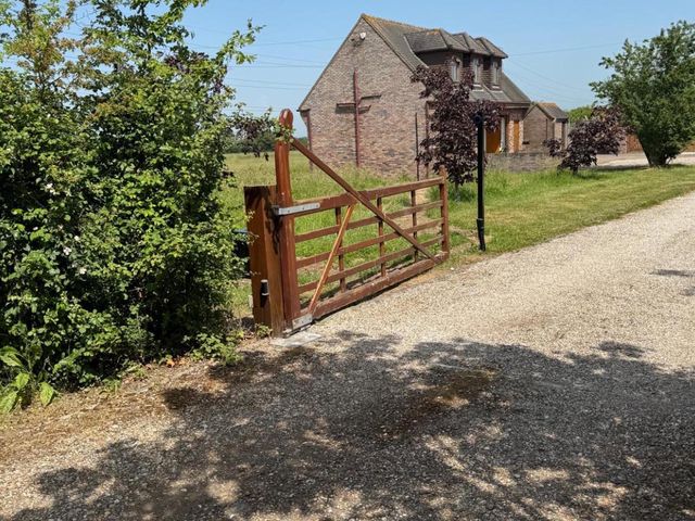 A wooden gate leading to a gravel driveway at Surridges Studio, Sleeps 4 w/ Parking & Dogs Ok, Latchingdon near Burnham-On-Crouch