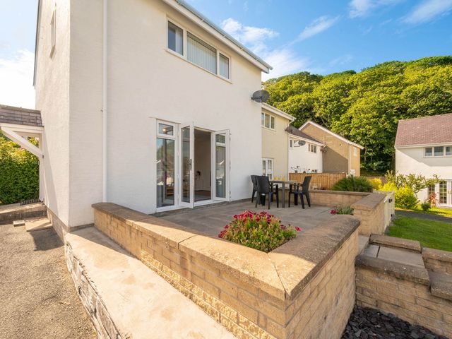 An outdoor area with a table and chairs at Ty Gwyn Borth-y-gest House Sleeps 5 Garden Parking Borth-Y-Gest