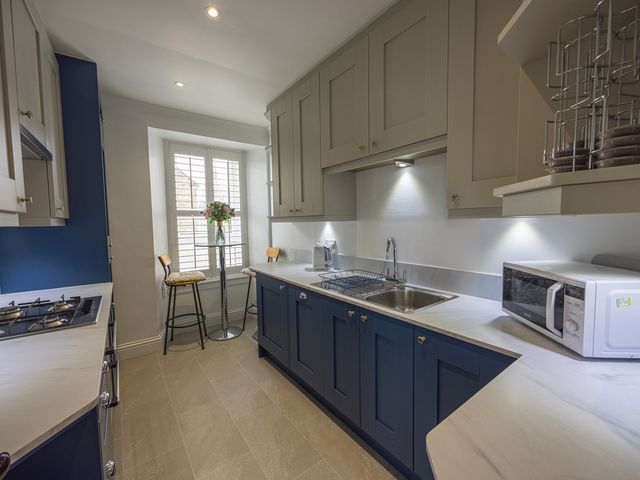 Short Walk to the Beach - 2 Guests - Free Parking - 1210054 - photo 3