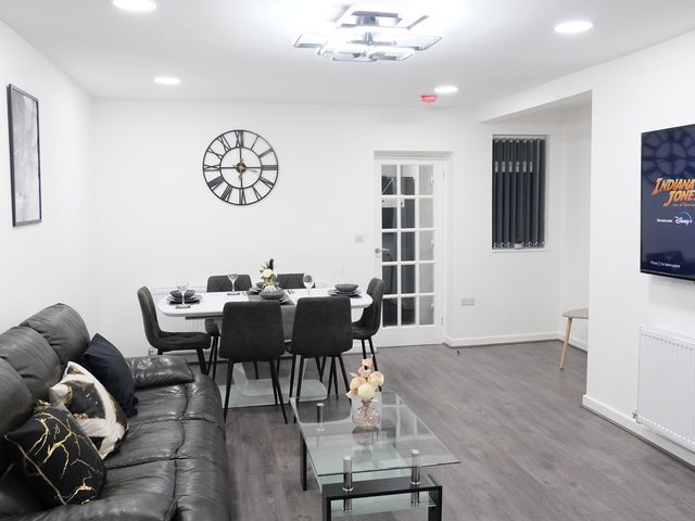 3 Bedroom, Modern House in Manchester - 1210059 - photo 2