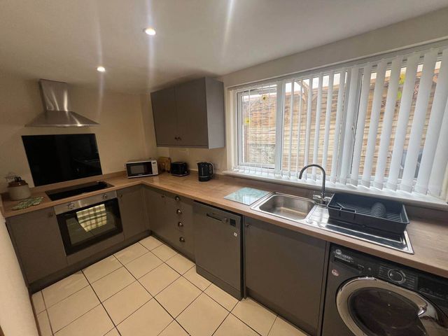 Blyton 2-Bed Cottage, Parking, 30m to Lincoln - 1210066 - photo 4