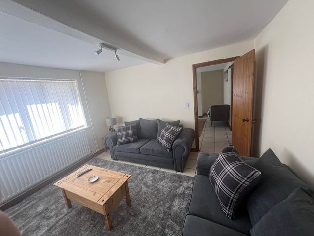 Blyton 2-Bed Cottage, Parking, 30m to Lincoln - 1210066 - photo 2