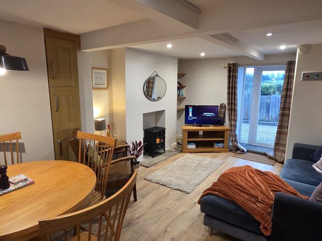 A living room with a TV and seating area at 2 Bed cottage, pets welcome and parking available, Uffington